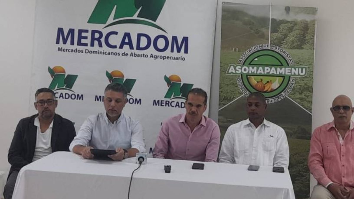 Directivos Asomapamunu y autoridades Mercadom.