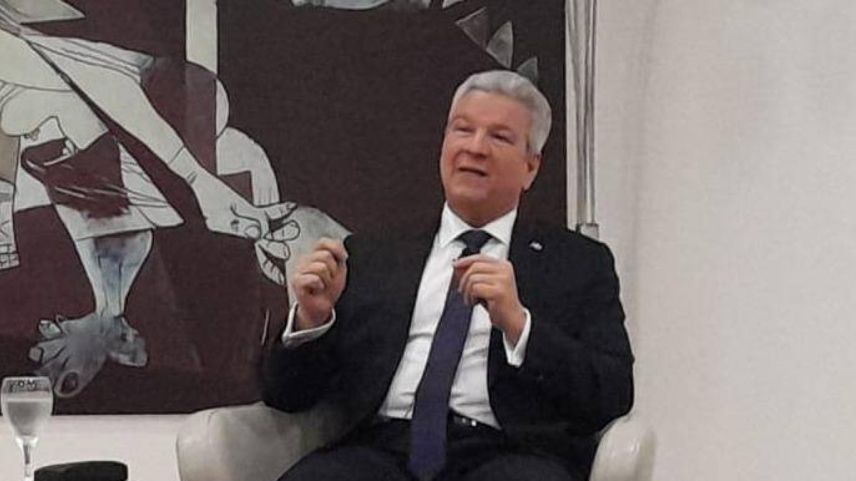 Lisandro Macarrulla al participar en almuerzo del Grupo de Comunicaciones Corripio,