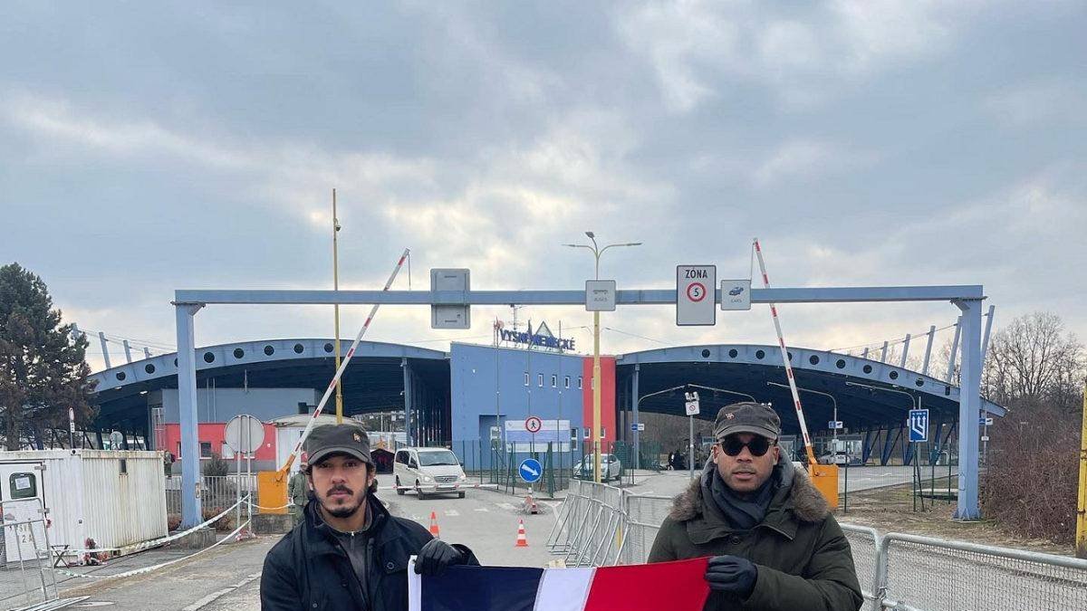 Misión dominicana muestra la bandera tricolor en frontera con Ucrania.