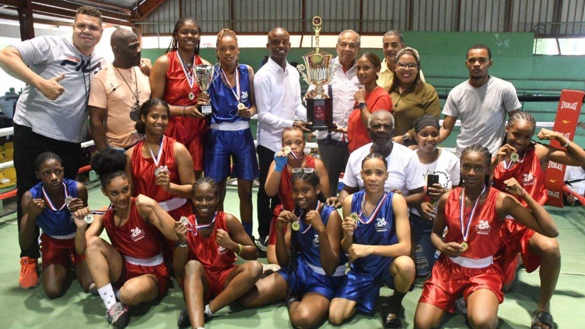 Delegación de San Pedro de Macorís recibe la Copa Indotel, disputada en el torneo.