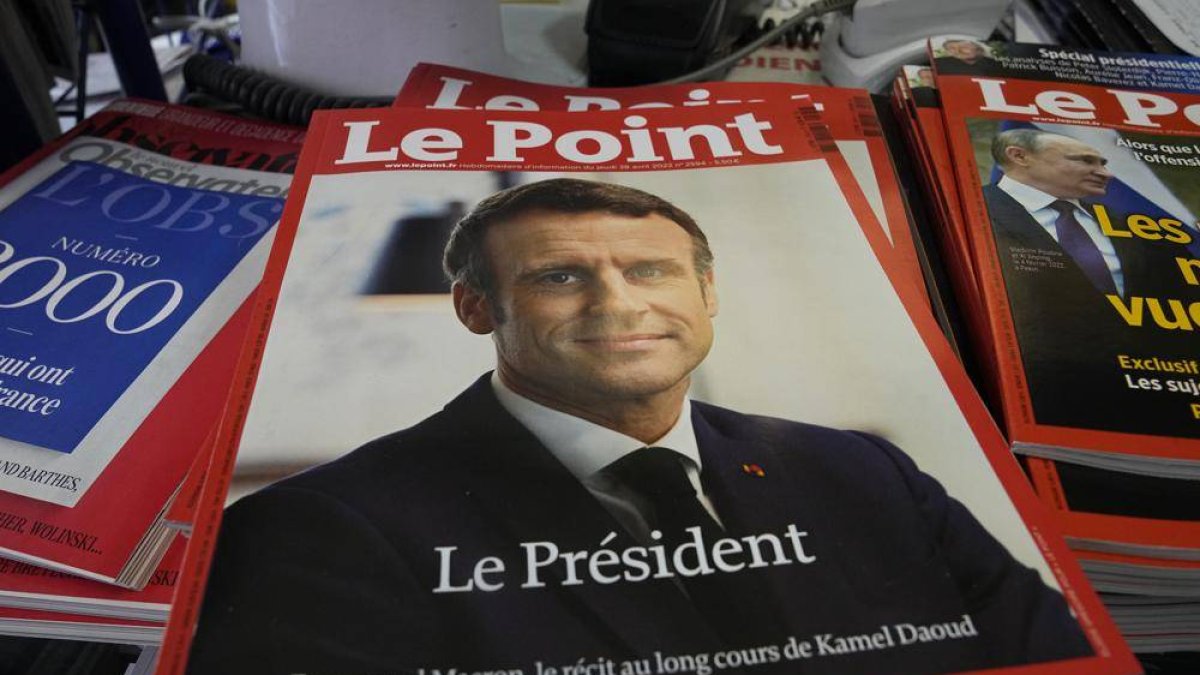 Una edición especial de una revista con la imagen del presidente francés Emmanuel Macron en su portada y que salió el lunes 25 de abril de 2022 es vendida en un puesto de revistas en París.