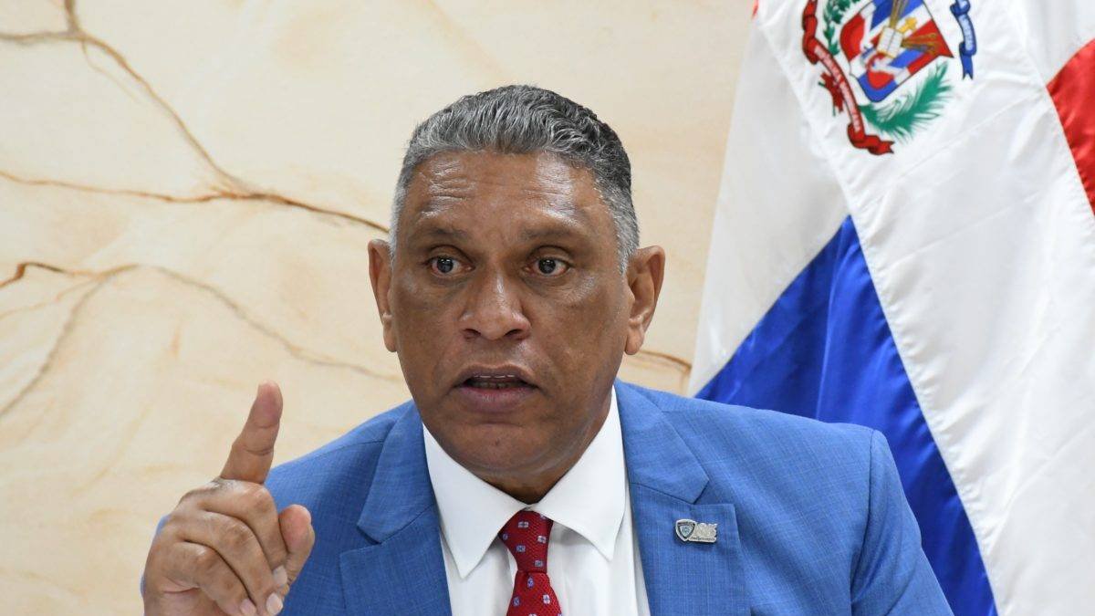 El ministro de Interior y Policía, Jesús (Chu) Vásquez Martínez aborda muerte asaltantes  al Banco Popular. (Foto de archivo).