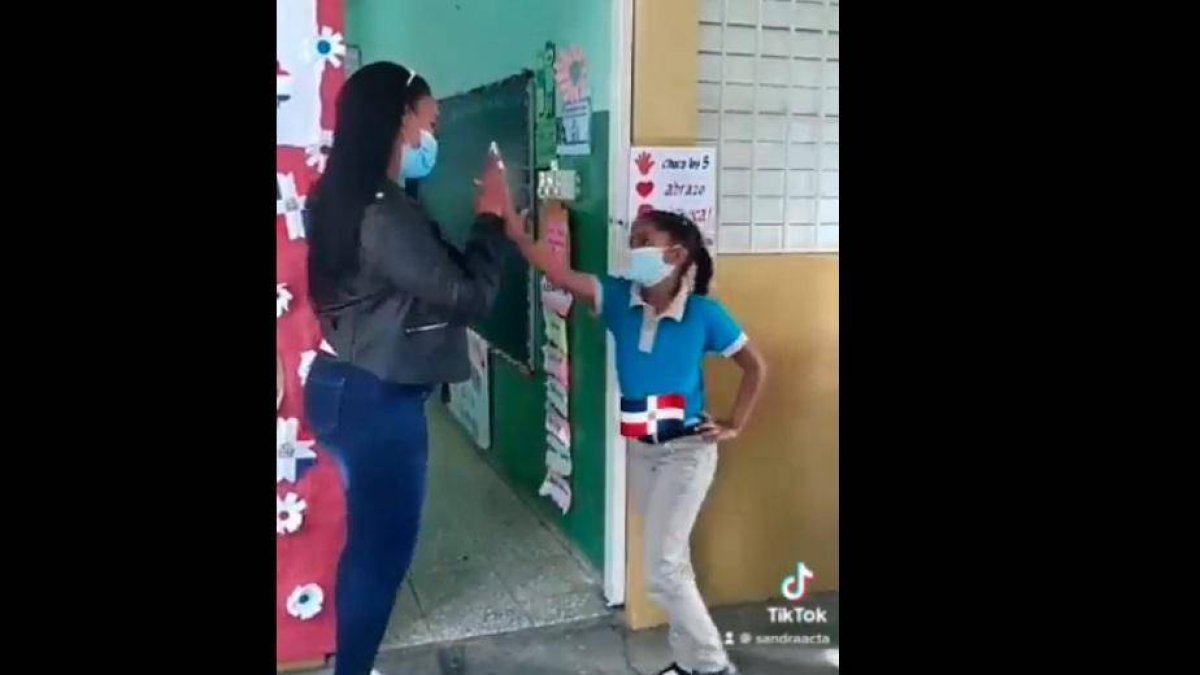 De esta divertida manera una maestra recibe a sus alumnos