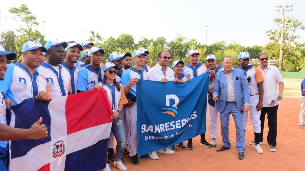 Samuel Pereyra junto al equipo de AFP-Reservas, que venció al del Instituto Cartográfico Militar en el torneo gubernamental que le reconoce. (Fuente externa)