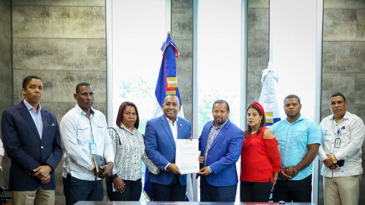 Departamento Aeroportuario recibe respaldo a aeropuerto en Pedernales