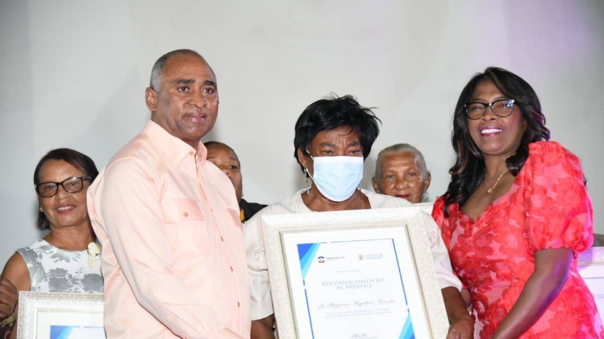 Julito Furcal entrega reconocimiento a una madre