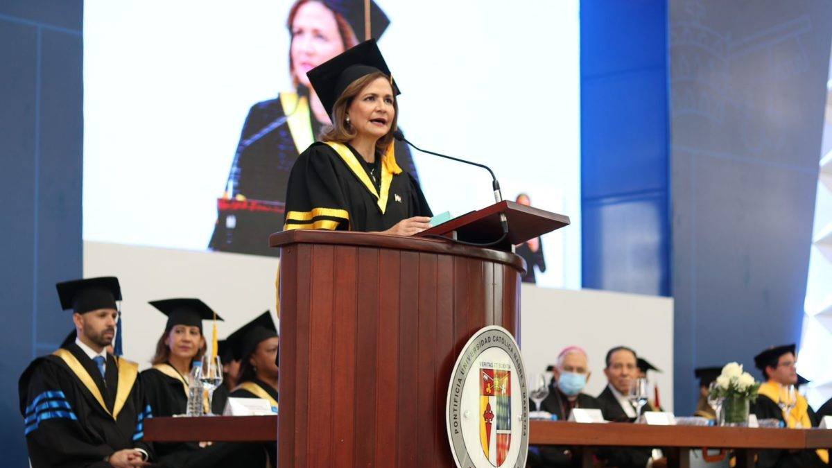 La vicepresidenta Raquel Peña fue la oradora invitada a la centésima sexta graduación de la PUCMM en su campus de Santiago.