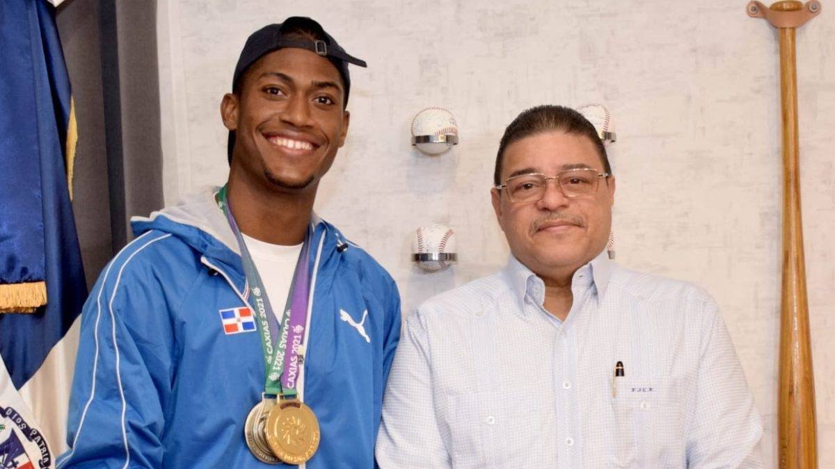 Francisco Camacho, junto a  Christopher Melenciano, ganador de dos medallas de oro.