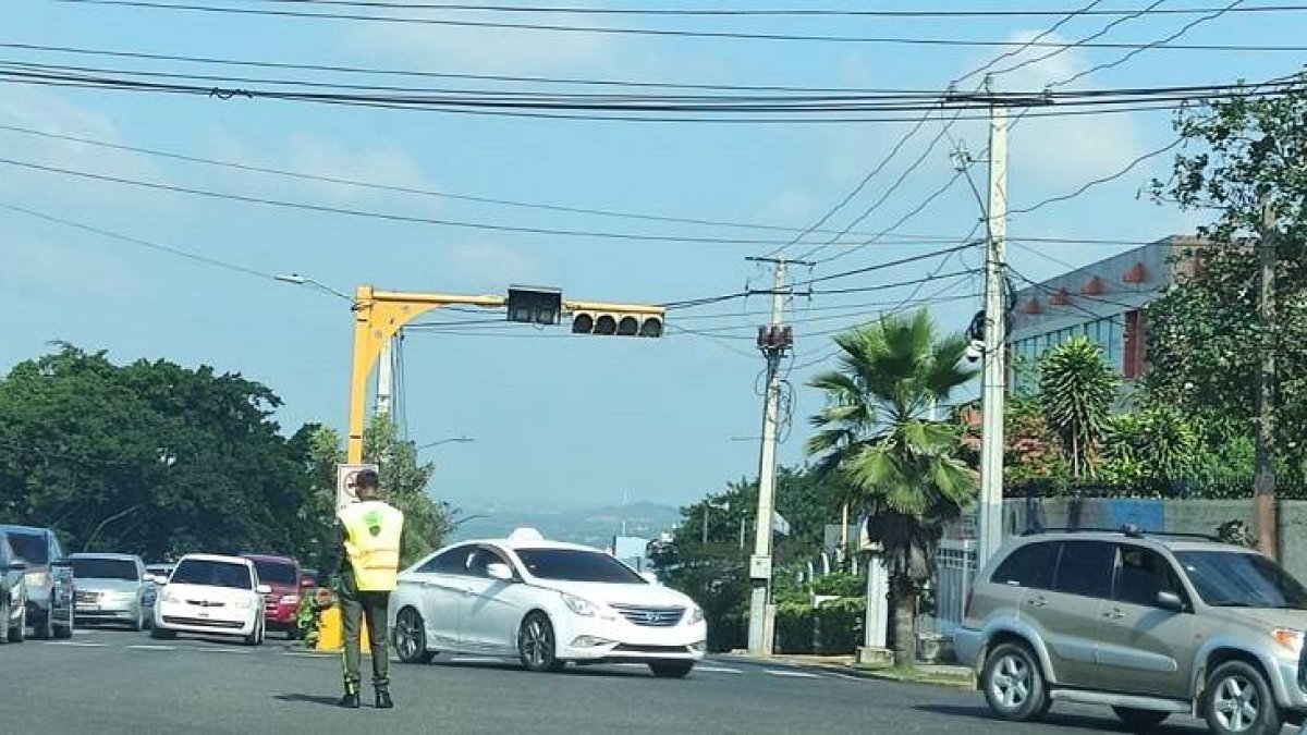 Apagones afectan el tránsito en Santiago.