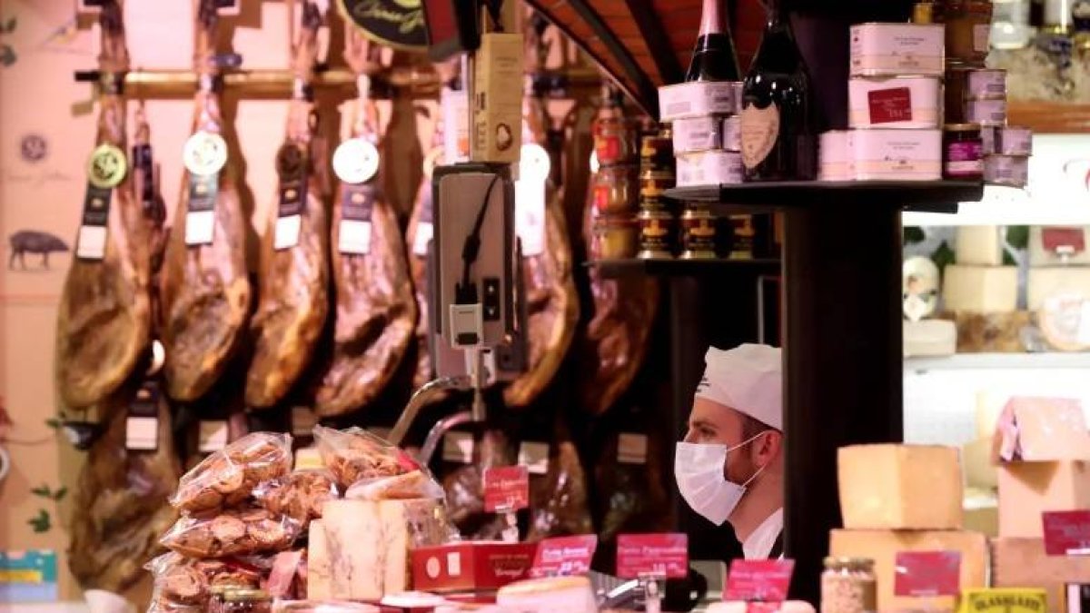 Hombre en la carnicería.