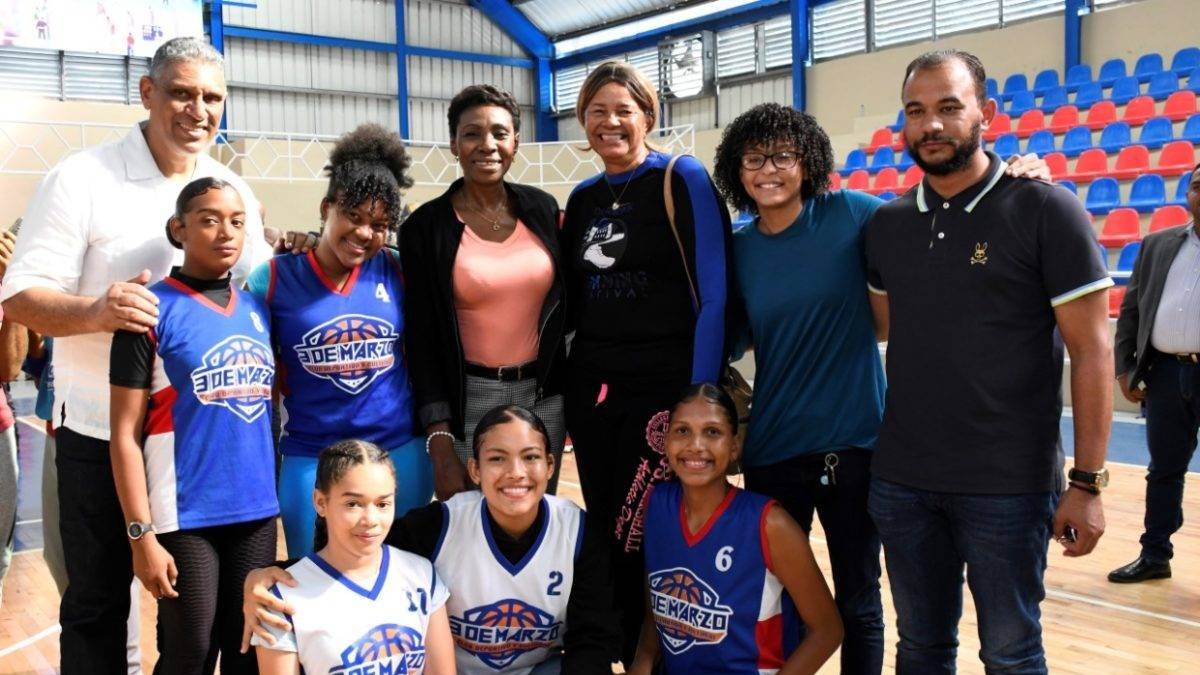 Jesús Vásquez y  Mireya Luis, con los atletas participantes en la clínica.