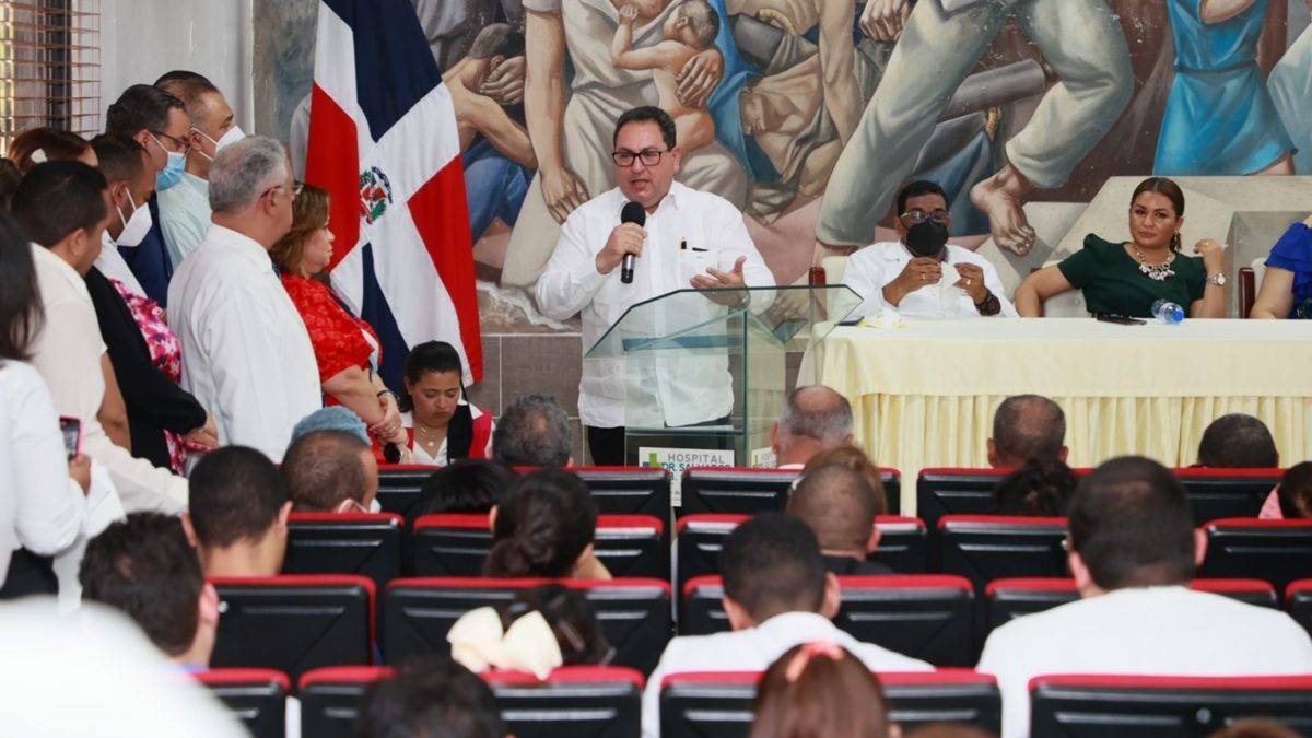 La asamblea de médicos en la que participó el doctor Mario Lama, en la sede del hospital Salvador B. Gautier