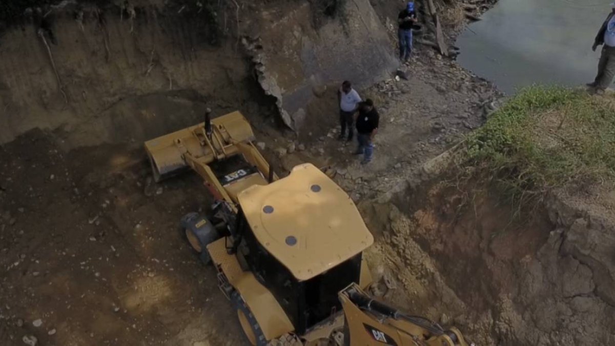 Técnicos del INDRHI trabajan en canal Ms.Bogaert en Santiago.