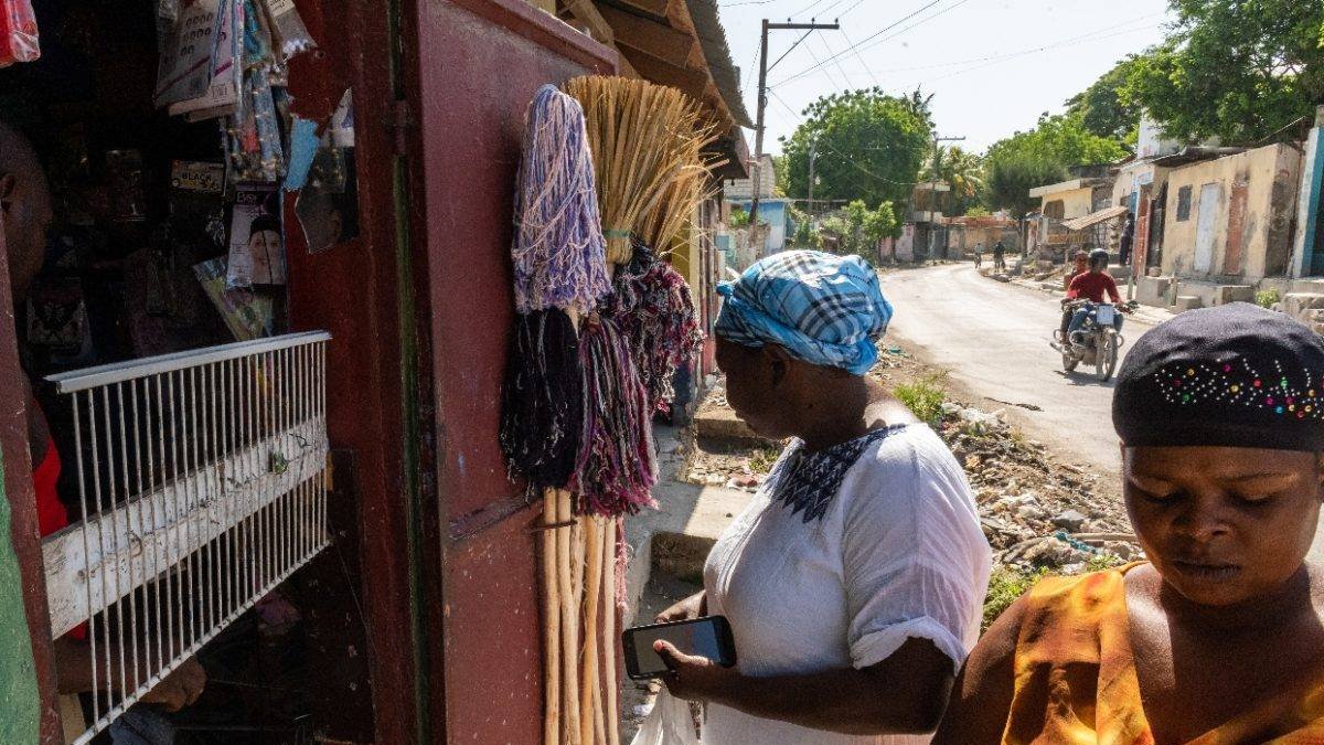 Personas compran en una tienda bajo el temor de las pandillas en  Tabarre, Haití.  Fuente externa