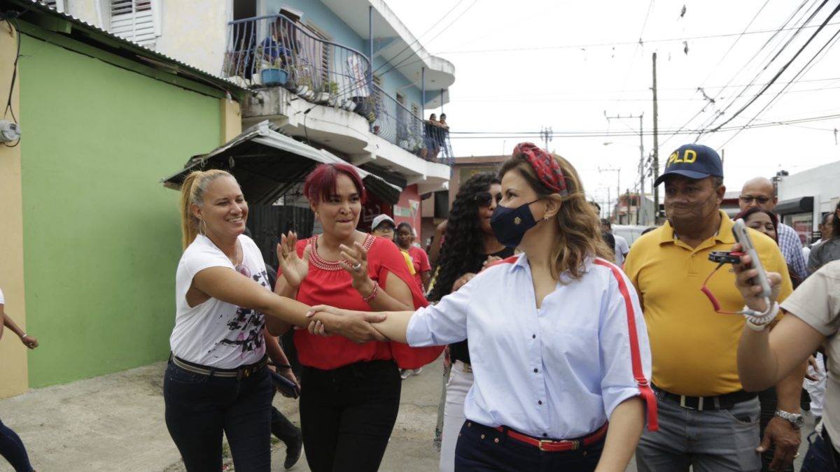 Margarita Cedeño en uno de los recorridos para alcanzar nominación en el PLD.
