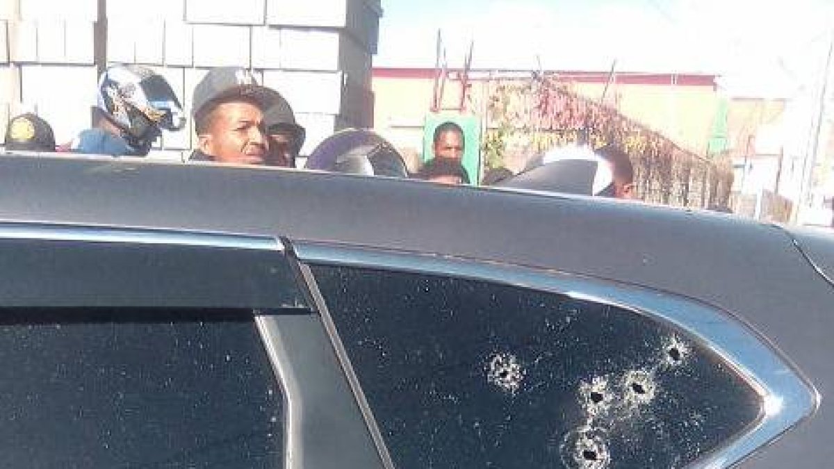 Vehículo tiroteado en San Isidro la tarde de hoy.