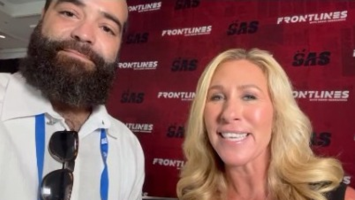 Congresista republicana Marjorie Taylor Greene junto al joven abogado Pedro Manuel Casals en Tampa.