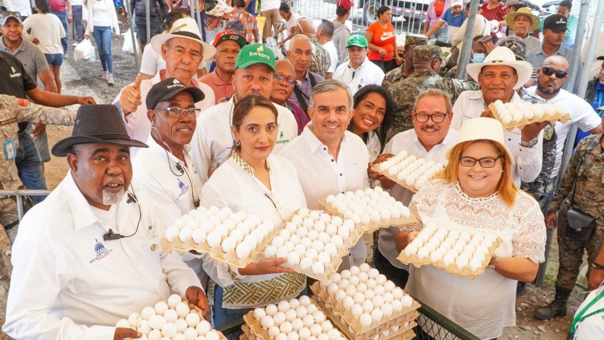 A la apertura de esta Gran Feria estuvo encabezada por el director del Inespre, Iván Hernández Guzmán; la gobernadora de Azua, Ángela Pérez Díaz