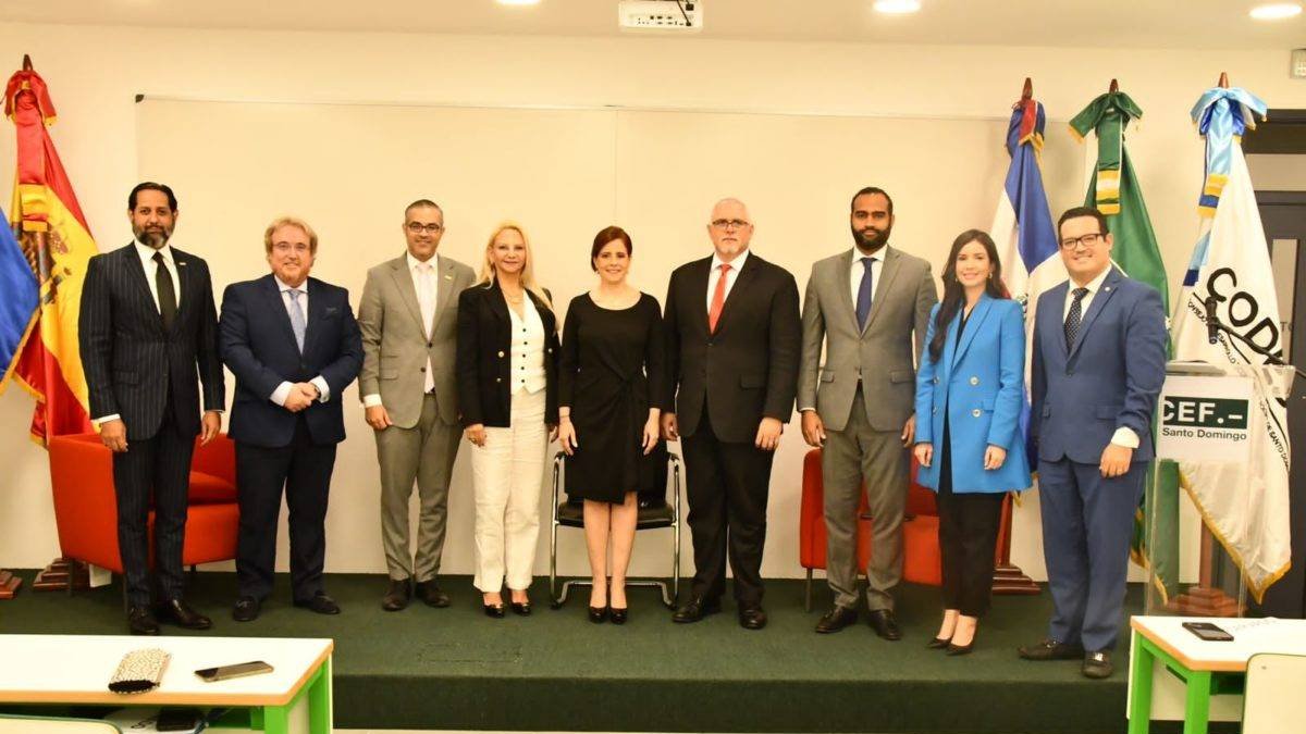 Peter Read, vicepresidente del CODESSD; Pedro Bautista Martin, jurista español; Pascal Peña, presidente del CODESSD Academy; Magistrada Alba Bard, jueza del Tribunal Constitucional; Patricia Portela, rectora del CEF- Santo Domingo; Magistrado Samuel Arias Areno, juez de la Primera Sala de la Suprema Corte de Justicia; Samuel Sena, presidente del CODESSD; Karina Alarcón, directora ejecutiva del CODESSD y el Magistrado Yoaldo Hernández.