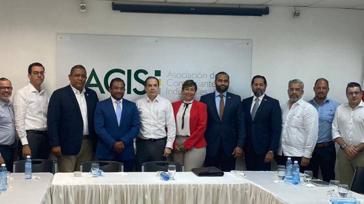 Empresarios de Santiago, ejecutivos de ADN Films y representantes de ASHONORTE