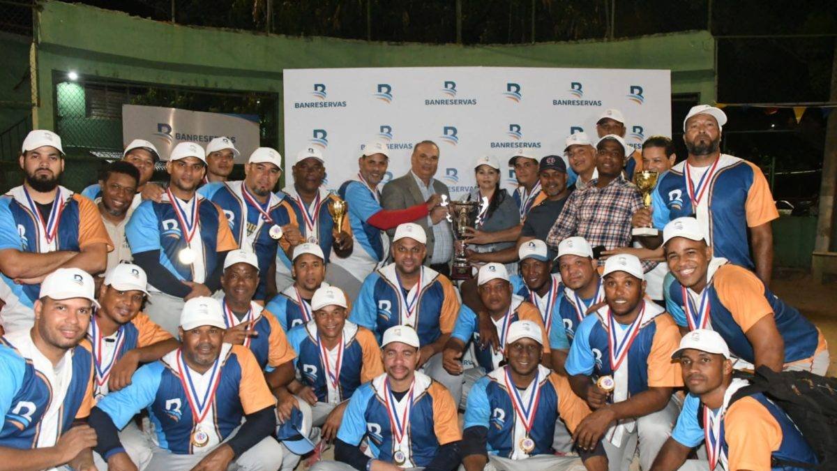 Luis Díaz, presidente de la Asociación de Softbol del Distrito Nacional, entrega la copa de campeón al equipo Banreservas-A, ganador del VI torneo gubernamental en la categoría superior.