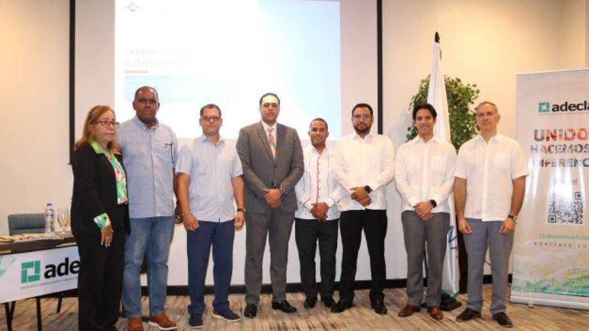 Autoridades del Registro Inmobiliario, de ADECLA y ASOLESTE