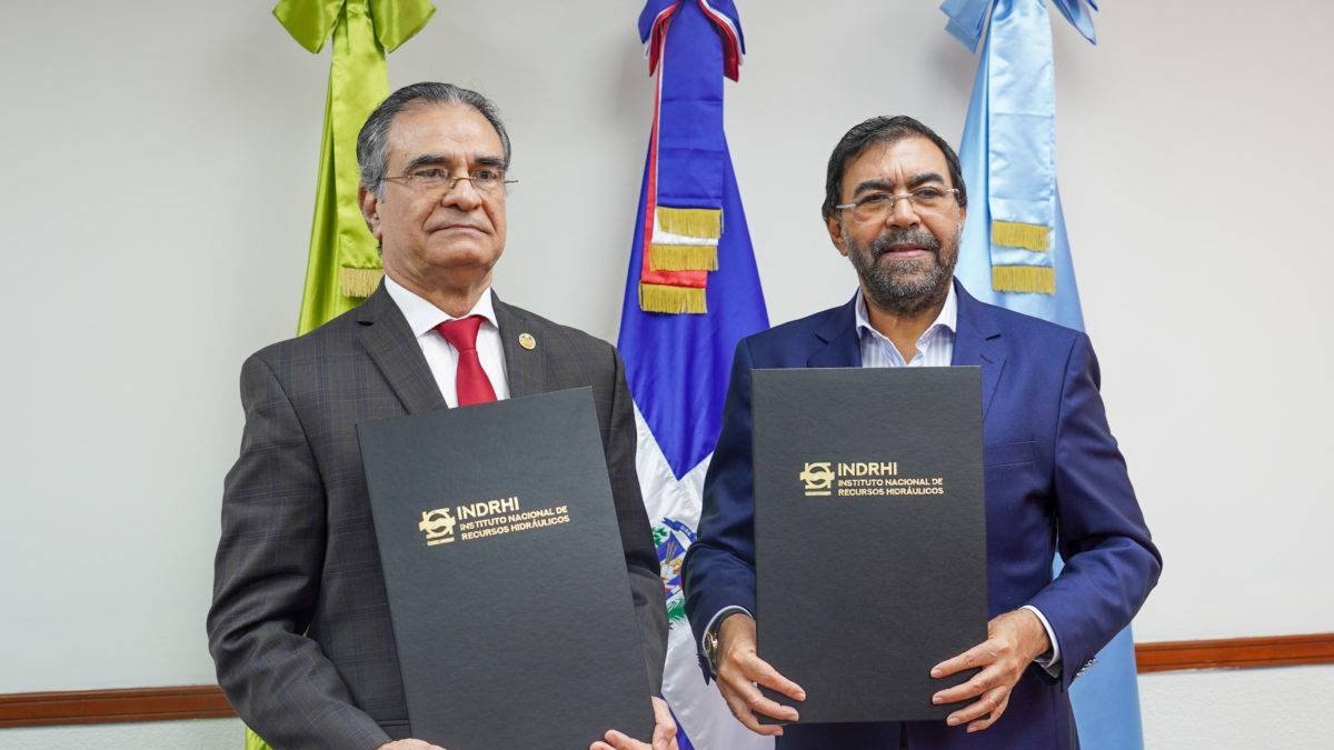 Foto 1. Director del INDRHI junto al presidente del TSE.