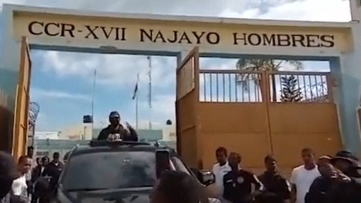 Rochy RD mientras salía hoy de la cárcel de Najayo Hombres donde guardaba prisión,