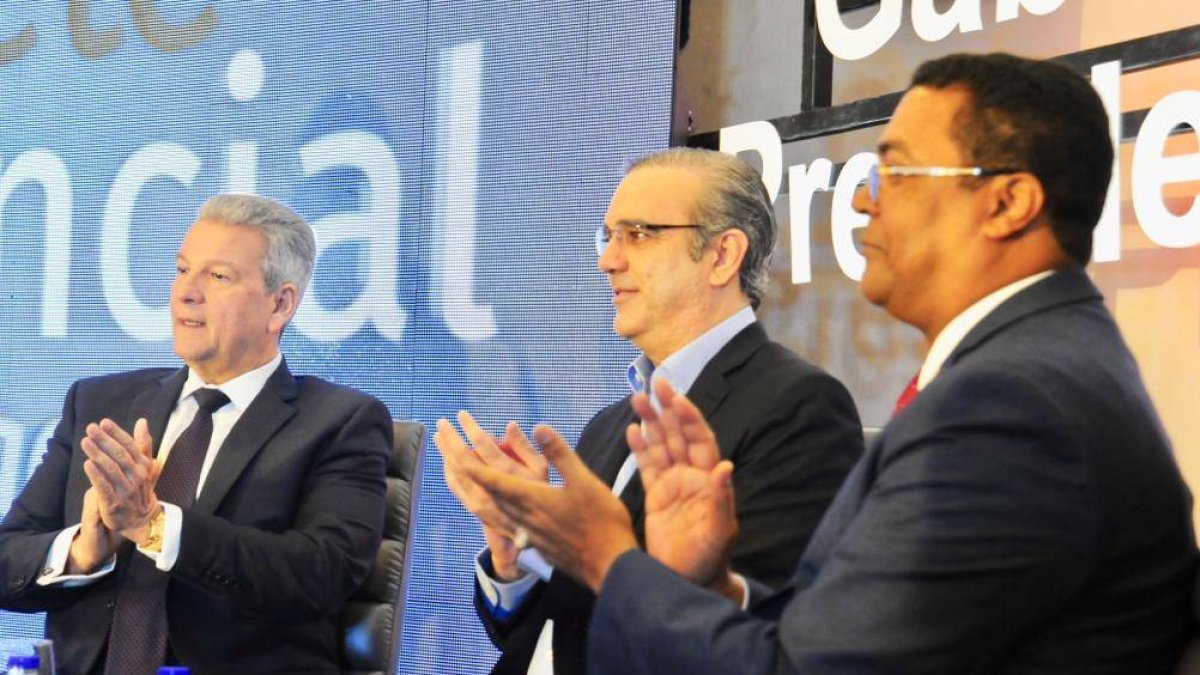 Lisandro Macarrulla, ministro de la Presidencia en licencia, momento en que brindaba su apoyo al entonces candidato presidencial del PRM y hoy presidente de la República, Luis Abinader Corona en marzo del 2019 (Fuente externa).