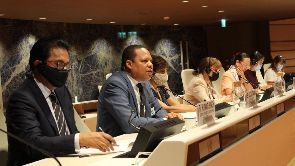 El doctor Eddy Alcántara (segundo desde la izquierda) habla este lunes en la asamblea de la UNCTAD, que se celebra en Ginebra, Suiza.