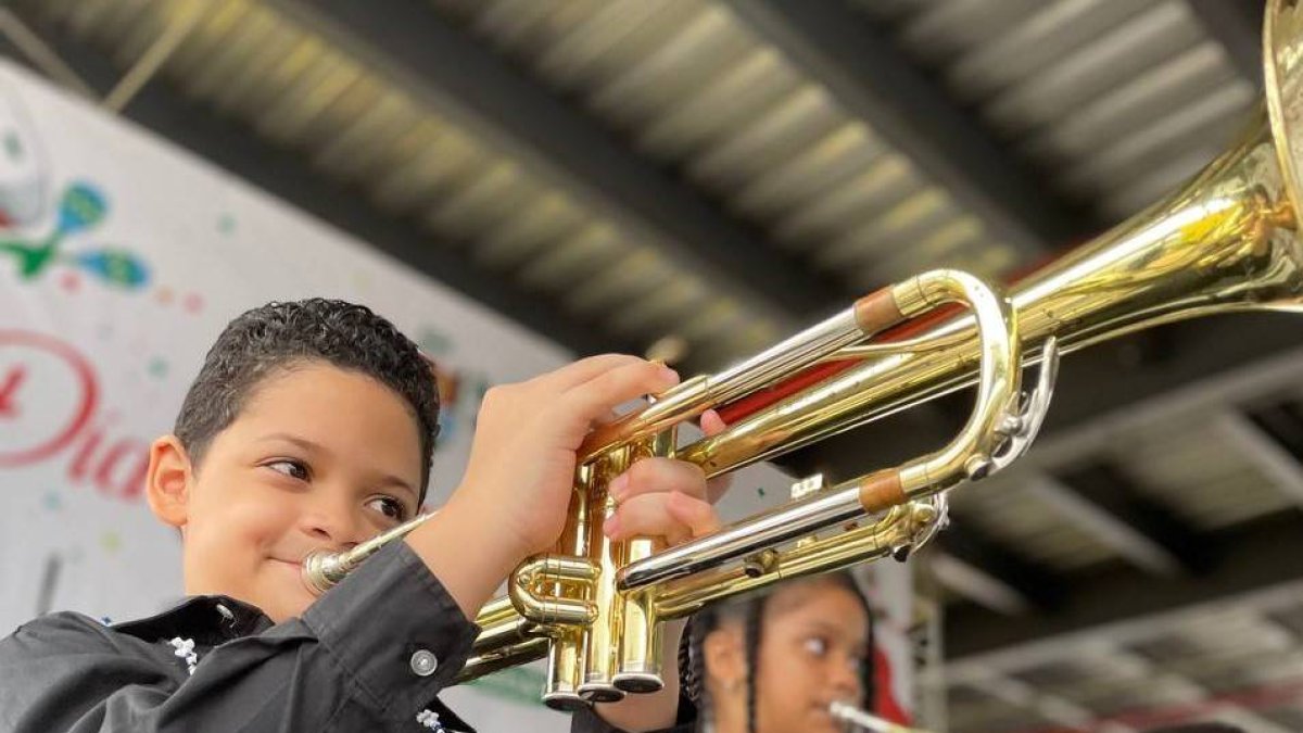 Niños con los instrumentos musicales.