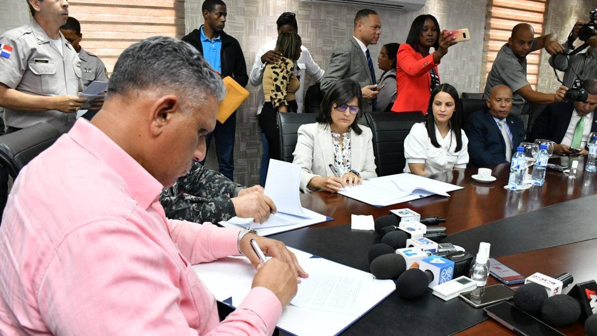 Policías recibirán descuentos en sus compras en reconocidos supermercados