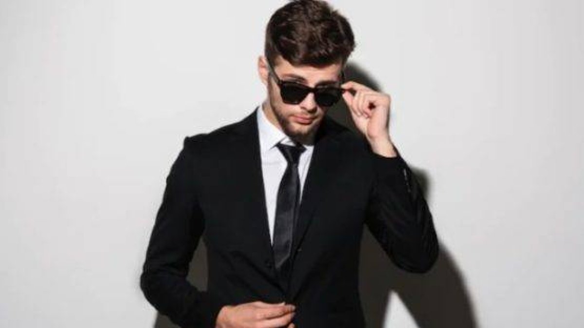 Cómo hacer nudo en corbata / Freepik