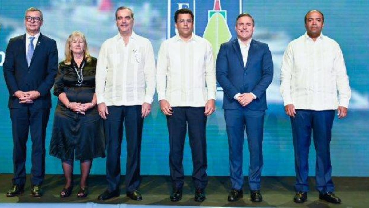 Michael Bayley, CEO Royal Caribbean Cruises; Michelle M Paige, CEO FCCA; Luis Abinader, presidente de la República; David Collado, ministro Turismo RD; Jean Luis Rodríguez, director Autoridad Portuaria Dominicana y Samuel Pereyra, Administrador Banco de Reservas.