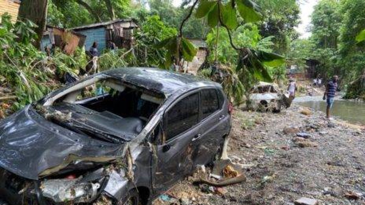 Uno de las decenas de vehículos que fueron afectados por las inundaciones.