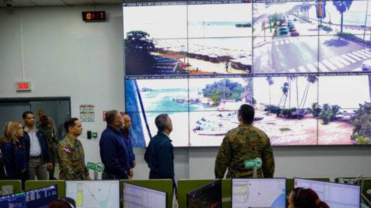 Director ejecutivo del Sistema 9-1-1 explica acciones de contingencia al ministro de la Presidencia, Joel Santos, ante los efectos de Fiona.