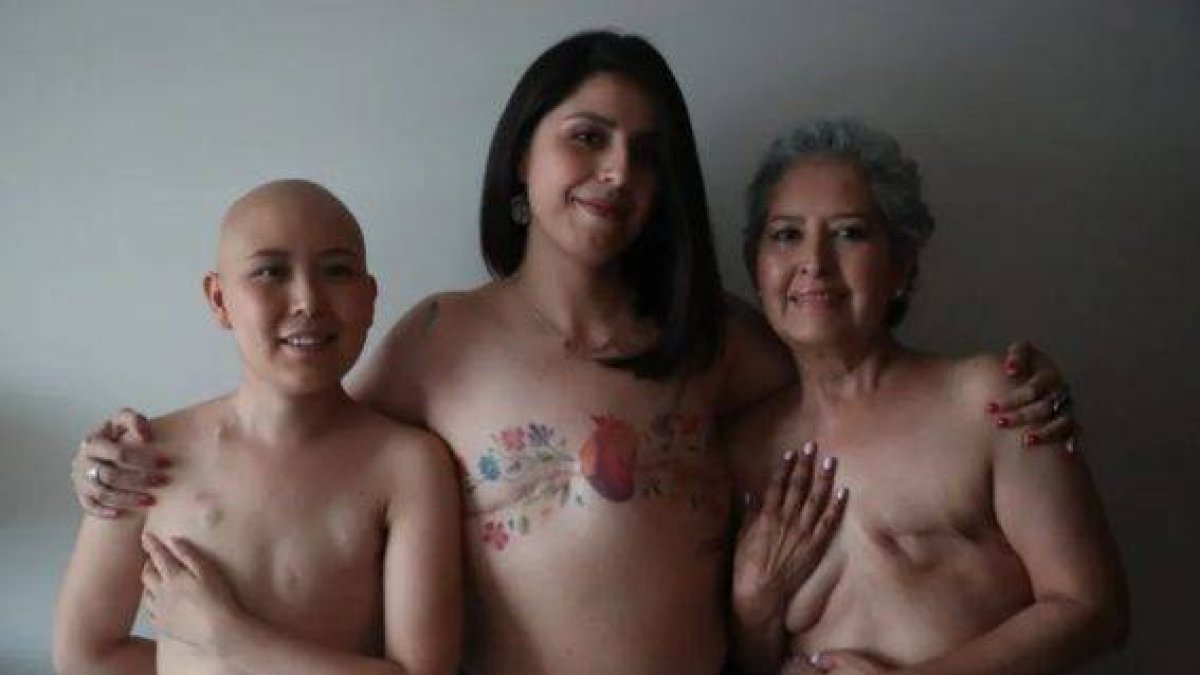 Lorena Estrada (i), Sandra Monrroy (c) y Ángeles Arreola (d) pacientes con cáncer de mama posan para fotos, en Ciudad de México (México). EFE.
