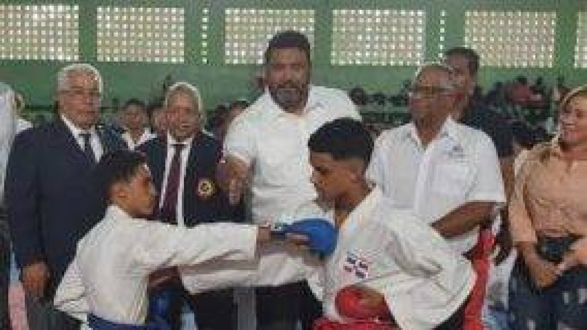 Dan salida de honor.