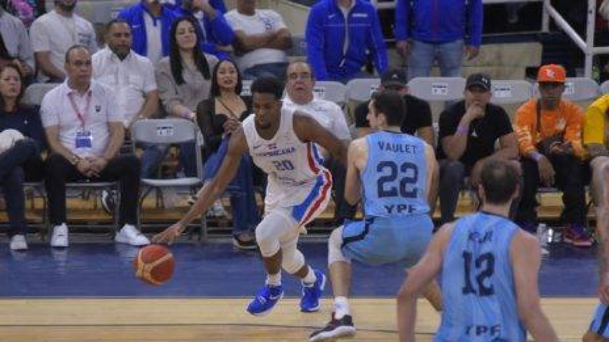 El domincano Gerardo Suero va rumbo al canasto ante la defensa de Argentina en el choque que los criollos salieron por la puerta grande. Suero anotó 20 puntos. (Carlos Alonzo)