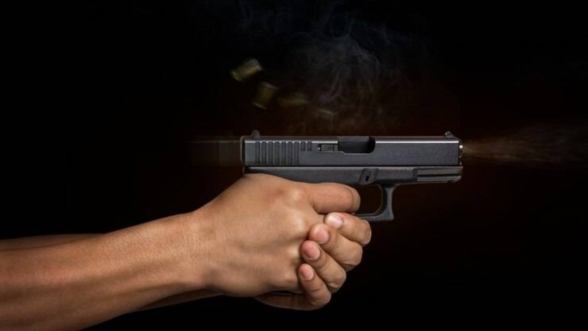 pistola-mano-pistola-automatica_90839-21