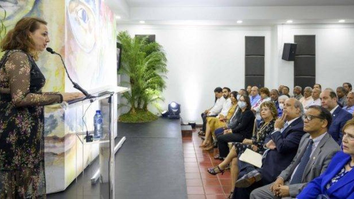 Celeste Mir, hija del poeta Pedro Mir, agradeció a Banreservas y al Archivo General de la Nación, de parte de la familia, por la colección Pedro Mir: Obras Completas.