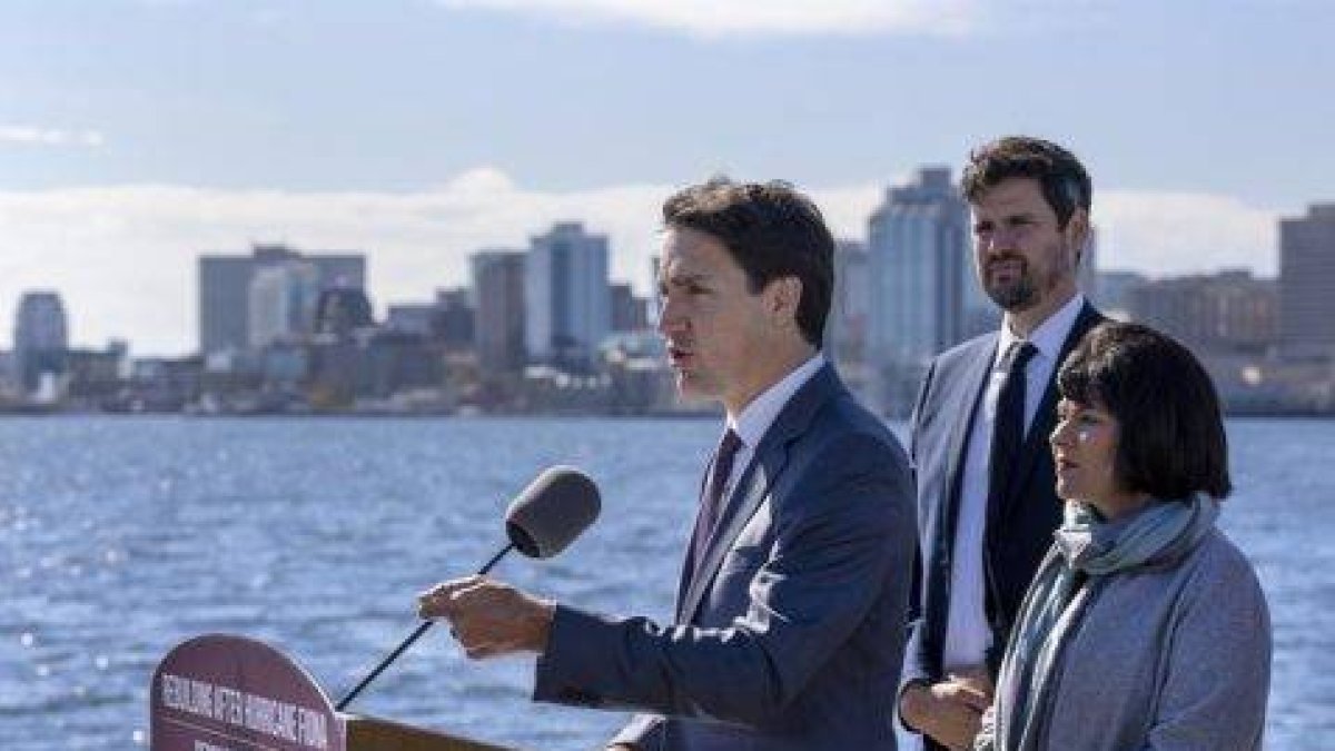 El primer ministro canadiense Justin Trudeau anuncia apoyos para las víctimas de la tormenta tropical Fiona en Dartmouth, Nueva Escocia, el martes 4 de octubre de 2022, acompañado del ministro de inmigración, Sean Fraser, y la ministra responsable de la Agencia de Oportunidades Atlántico-Canadá. (Andrew Vaughan/The Canadian Press vía AP)
