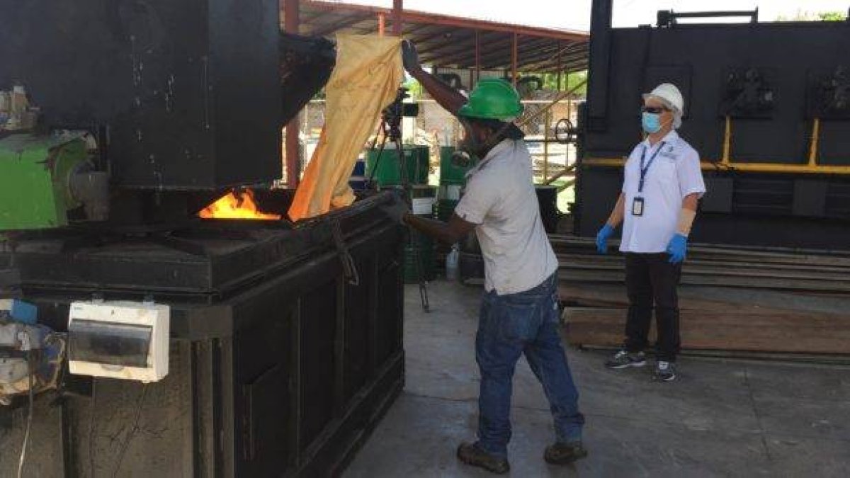 Momento en que son incinerados parte de los productos no aptos para consumo que fueron incautados durante el año 2022.