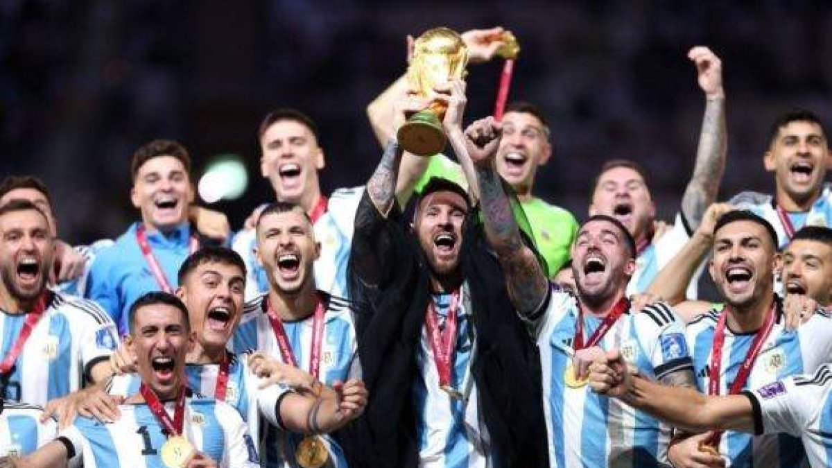 Lionel Messi y los demás jugadores de Argentina celebran.