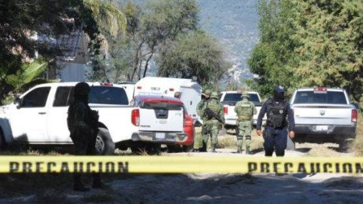 Hallan cuerpos de menor y dos adultos en maletero de auto.