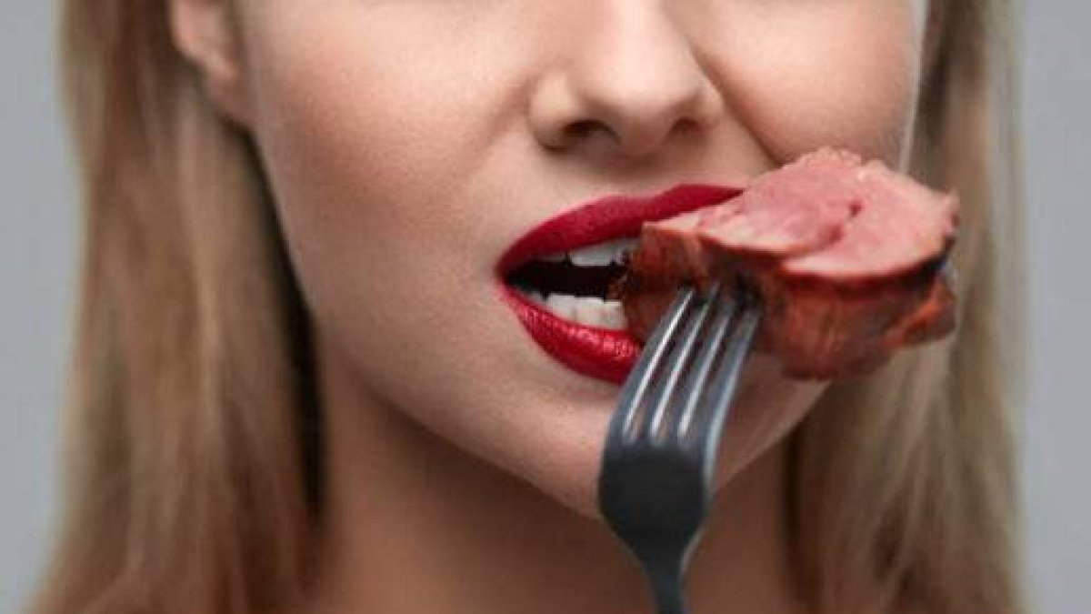 Mujer cenando (Fuente externa)