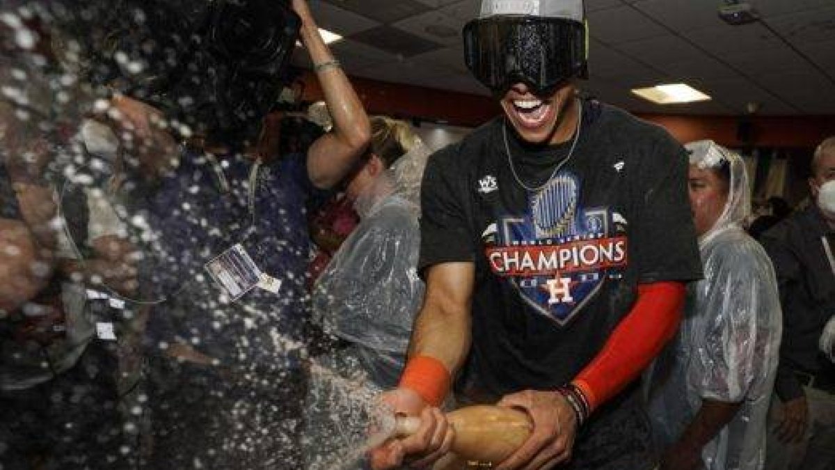 El dominicano Jeremy Peña, campocorto de los Astros de Houston, celebra con champaña tras ganar la Serie Mundial ante los Filis de Filadelfia, el sábado 5 de noviembre de 2022 (AP foto/David J. Phillip)