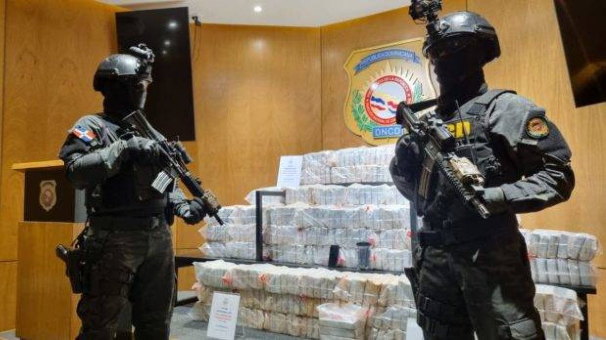 Agentes de la DNDC custodian drogas incautadas este año.