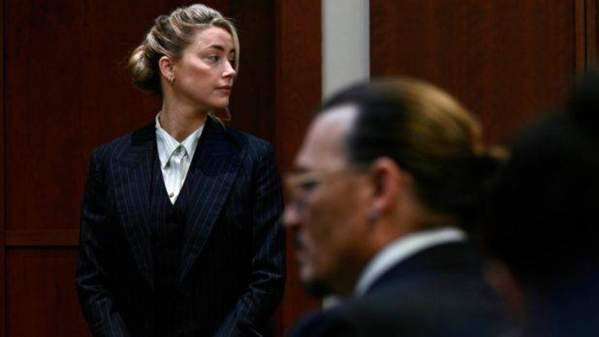 Amber Heard (fondo) y Johnny Depp.
