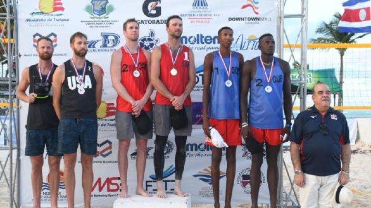 El presidente de la Norceca, Cristóbal Marte, premió a la rama masculina en un playero en Punta Cana.